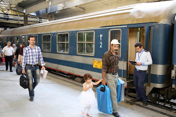 راه آهن تهران- سوار شدن به قطار