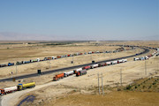انتظار کامیون‌ها در پایانه مرزی