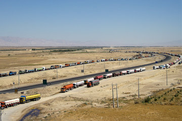 انتظار کامیون‌ها در پایانه مرزی