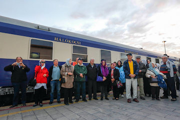 قطار - قطار گردشگران اروپایی - ورود عقاب طلایی ؛ نخستین گروه قطار مجارستانی به ايستگاه راه آهن تهران