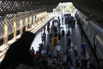 پیشفروش بليت قطار ویژه بهمن و اسفند آغاز شد قطار پنج ستاره عقاب طلایی به تهران رسید