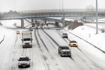 بارش پراکنده برف و باران در آزادراه تهران-شمال/ رانندگان زنجیرچرخ همراه داشته باشند بارندگی- بارش برف در جاده های مواصلاتی
