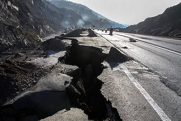 ریزش دیواره معدن در جاده هراز خسارت جانی و مالی در پی نداشت رانش زمین در جاده ایوان دره - لرستان