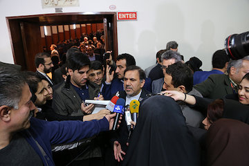 وزیر راه وشهرسازی  در گفت و گو با خبرنگاران
