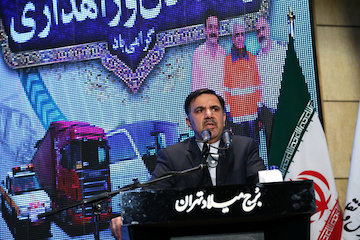برنامهریزی مشترک با وزارت نفت برای نوسازی ناوگان جادهای / هزینه 8 هزار میلیاردی نگهداری راهها آخوندی در مراسم بزرگداشت هفته حمل و نقل