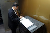 وزیر راه و شهرسازی متنی را در دفتر یادبود شرکت دوو کره جنوبی نوشت