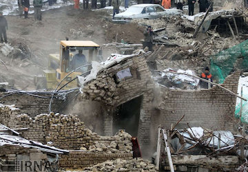 تخریب ساخت و ساز غیرمجاز در اراضی کمربند سبز مشهد در منطقه خسروآباد . عكس: ايرنا