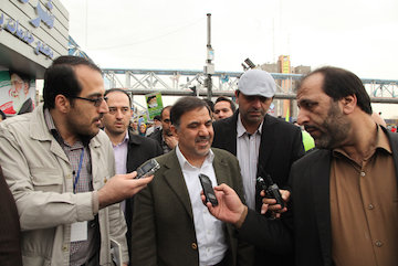 آخوندی در میدان آزادی و در جمع مردم انقلابی ایران وزير راه و شهرسازي به اتفاق معاونين و مشاورين خود در راهپيمايي ۲۲ بهمن