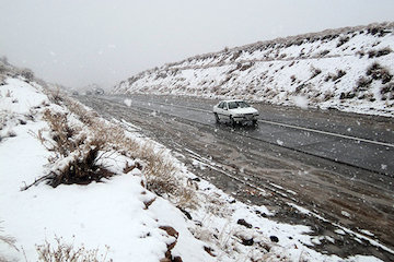 بارش برف و باران، کاهش دما و وزش باد در دامنههای زاگرس مرکزی و ارتفاعات البرز بارش برف