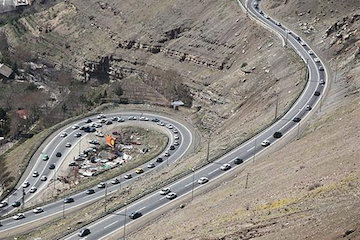 افزایش ۱۱.۵ درصدی تردد وسایل نقلیه نسبت به روز قبل/ اوج تردد بين ساعات ۱۷ الی ۱۸ و كمترين تردد بين ساعات ۴ الی ۵  نوروز- ترافیک جادهای