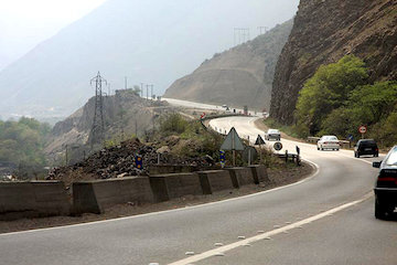 ترافیک سنگین در آزادراه قزوین – کرج/ بارش باران در برخی از محورهای مواصلاتی  نوروز- مسافران در جاده ها