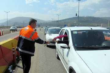 اسکان ۲۸۶ نفر از مسافران نوروزی در راهدارخانههای لرستان استقبال از مسافران نوروزي توسط راهداران گيلاني
