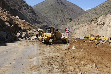 بارش باران و رانش کوه راه ارتباطی ۱۶ روستا در جوانرود کرمانشاه را مسدود کرد ریزش کوه و تلاش راهداران برای بازگشایی محور تهم - چورزق. عکس: روابط عمومی اداره کل راه و شهرسازی استان زنجان