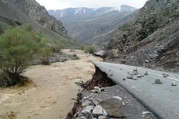 محور کندوان بازگشایی شد/میزان خسارات وارده به راهها و ابنیه فنی در دست بررسی است سيلاب، طغيان رودخانه و تخريب پل در محور كرج - چالوس و محورهاي روستائي شهرستان طالقان / عكس: ادارهكل راه و شهر سازي استان البرز