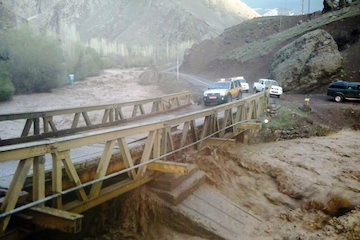 هشدار سیلاب در گیلان، خراسانرضوی و مازندران/احتمال سقوط بهمن در ارتفاعات کوهستانی شمال ایران سيلاب، طغيان رودخانه و تخريب پل در محور كرج - چالوس و محورهاي روستائي شهرستان طالقان / عكس: ادارهكل راه و شهر سازي استان البرز