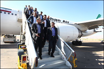 عباس آخوندی - پیاده شدن از هواپیما
