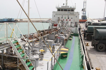 رشد ۷۱ درصدی تخلیه و بارگیری کانتینر در بندرلنگه ترانزیت محموله 1000 تنی مازوت در بندر لنگه