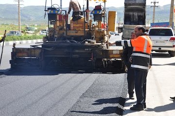 حمل ۱۲۰ هزار تن کالای اساسی در بوشهر/ رشد ۱۳.۵ درصدی سفر ترانزیت جادهای و حمل کالا نسبت به سال گذشته ترميم آسفالت جاده