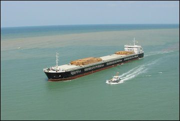 امضاء قرارداد ساخت ۱۵ دستگاه ترانستینر با سازندگان داخلی / آباندازی بزرگترین شناور جمعآوری آلودگی نفتی تا ۱۰ روز دیگر کشتی باری