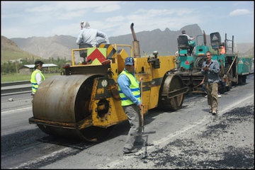عملیات روکش آسفالت در سطح محورهای روستایی تنکابن آسفالت کردن جاده