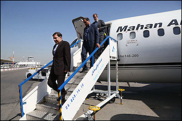 عباس آخوندی در حال پیاده شدن از هواپیما