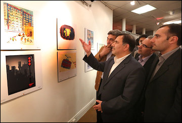 وزیر در اختتامیه نمایشگاه عکس و کارتون