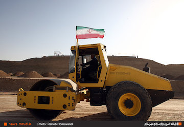 آغاز عملیات اجرایی احداث تقاطع غیر همسطح سایت شهید احمدی روشن آغاز عملیات اجرایی آزادراه آبیک- چرمشهر