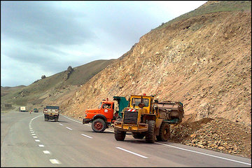 شروع اجرای عملیات احداث جاده جایگزین در محور میانه- قره چمن