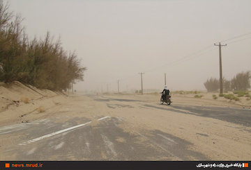 تداوم بارشها در برخی نقاط کشور تا اواسط هفته/ خیزش گرد و خاک در نوار شرقی کشور و خوزستان مسدود شدن راهها بر اثر طوفان و گرد و خاک شدید در زهک