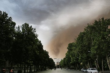 تداوم رگبارهای موسمی و وزش باد و گردوخاک/سیلابی شدن رودخانههای فصلی و اختلال در ناوگان حمل و نقل طوفان تهران