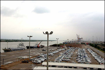 کاهش زمان جابهجایی ترانزیت کانتینر از بندرعباس به بندر خرمشهر در دستور کار/ معافیت حق توقف کانتینر افزایش مییابد تخلیه خودروهای وارداتی در بندر خرمشهر