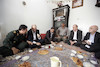 پذیرایی خانواده روستایی پس از فرود اضطراری بالگرد حامل وزیر راه و شهر سازی و همراهان در روستای سرزو از توابع قوچان