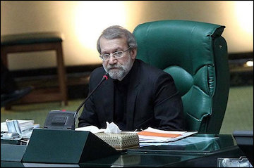 تقدیر رئیس مجلس از زحمات مردم قم برای قطار سریعالسیر تهران- قم- اصفهان/ ضرورت رفع مشکلات فرودگاه قم از سوی فرمانداری علی لاریجانی