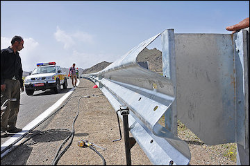 نصب وتعمیر ۱۸کیلومتر گاردریل در راههای حوزه استحفاظی استان زنجان نصب گاردریل