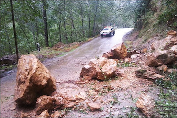 محور چالوس و آزادراه تهران-شمال به دلیل ریزش سنگ مسدود است ریزش کوه