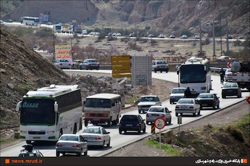 محور مهران-ایلام از ۱۰ صبح امروز دوطرفه شد/ اعلام غیر قانونی بودن فروش بلیت اتوبوس توسط سایتها به دادستانی محورايلام - مهران -كربلا