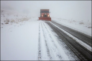 نجات ۲ توریست استرالیائی از برف و کولاک در محور کندوان شهرستان اسکو در آذربایجانشرقی/ تردد در محورهای روستایی شهرستان اسکو با زنجیر چرخ امکانپذیر است برف روبی