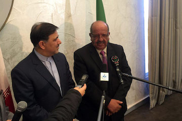آخوندی: آمادگی ایران برای افزایش سطح همکاریهای اقتصادی با الجزایر/ مساهل: امضای ۷ سند همکاری در آینده نزدیک كنفرانس خبري وزير راه و شهرسازي و مساهل رييس كميسيون طرف الجزايري و وزير أمور مغرب عربي، اتحاديه آفريقا  و اتحاديه عرب