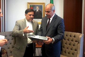 آخوندی: زمان ارتقاء سطح مبادلات تجاری ایران با الجزایر فرا رسیده است/ تاکید بر رفع تمامی موانع از سوی هر ۲ کشور/ تمایل الجزایر به استفاده از توانمندی ایران در حوزه راهسازی دیدارهای وزیر راه و شهرسازی در سفر به الجزایر