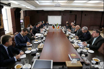 مذاکره برای تأسیس کریدور حمل و نقل ترکیبی ایران با ۴ کشور اروپایی/ ترانزیت کالاهای اتحادیه اروپا از کریدور ایران/ ترانزیت گاز طبیعی ایران از مسیر بلغارستان به اروپا/ حمایت ایران از سرمایهگذاران بلغاری برای ترانزیت گاز دیدار وزیر راه وشهرسازی با وزیر امورخارجه جمهوری بلغارستان