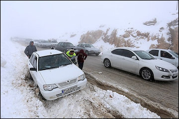 امکان تردد در آزادراه و جاده قدیم قزوین-رشت فراهم شد/ مردم برای سفر به گیلان تا اعلام بازگشایی رسمی هر دو محور صبر کنند جاده برف