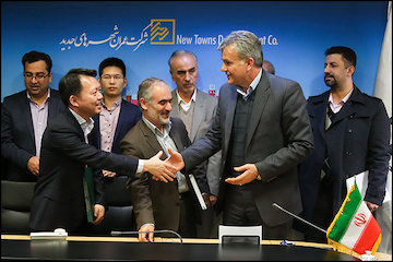 امضای قرارداد ساخت قطار حومهای شهر جدید گلبهار - مشهد/ اجرای پروژه در مدت ۴ سال با اعتبار ۲۹۹ میلیون یورو امضا
