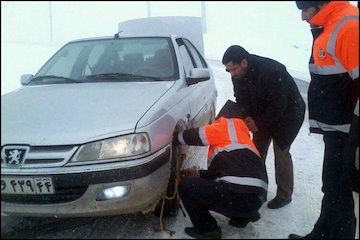 تلاش راهداران گیلانی برای باز نگه داشتن راهها برف روبی