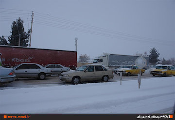 بارش برف و تلاش راهداران در محورهای استان خراسان شمالی