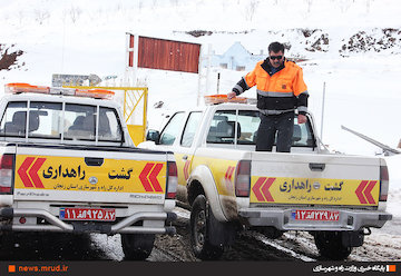 بارش برف و تلاش راهداران در محورهای استان زنجان