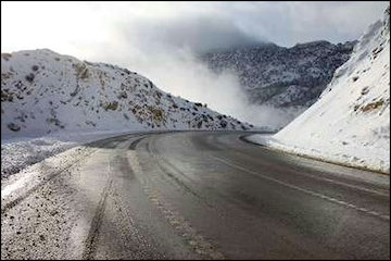 ترافیک سبک و بارش برف و باران در اکثر محورهای ارتباطی خراسان رضوی/ رانندگان حتما زنجیر چرخ و سایر تجهیزات ایمنی زمستانه را به همراه داشته باشند برف جاده