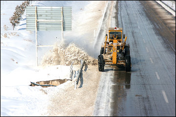 استقرار ۴۴ اکیپ راهداری نوروزی در محورهای گلستان/ لزوم همراه داشتن زنجير چرخ در محورهای كوهستانی  برف روبی