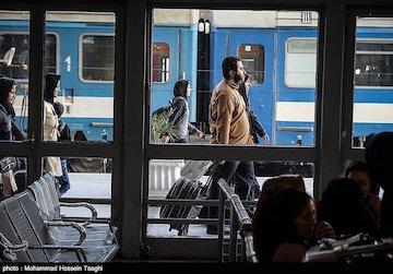 مسافران نوروزی در ایستگاه راه آهن مشهد