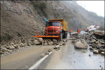 تلاش بیوقفه راهداران گلستان در روز طبيعت/ بازگشایی یكساعته محور توسكستان- شاهكوه توسط راهداران ریزش برداری