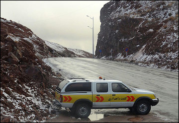 راهداران اداره كل راه و شهرسازی استان یزد بانیان ایمنسازی جادهها برای مسافران نوروزی راهداری
